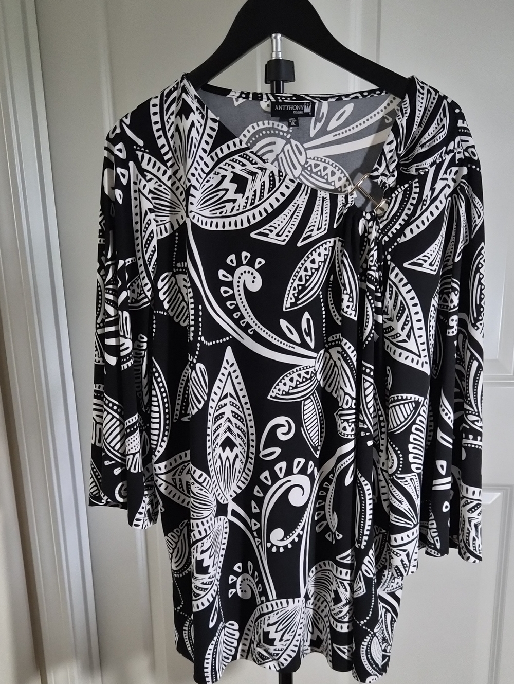 Antthony Original Made In The USA Black and White Paisley Tie-Front Tunic Top